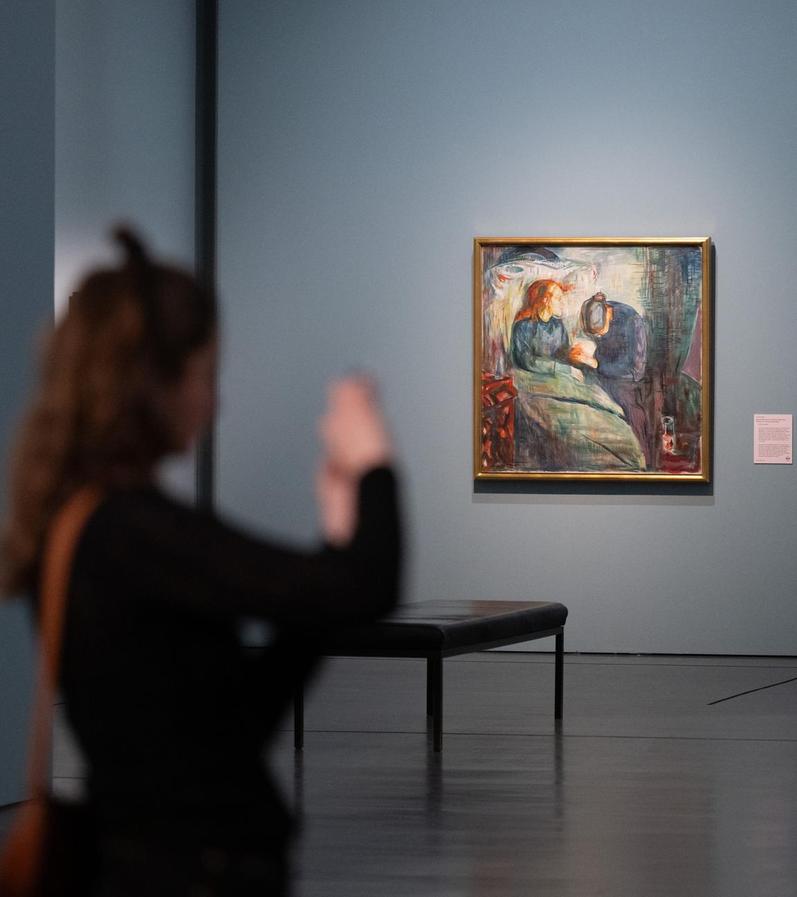 Eine Teilnehmerin eines Presserundgangs steht im Albertinum in der Ausstellung Paula Modersohn-Becker und Edvard Munch