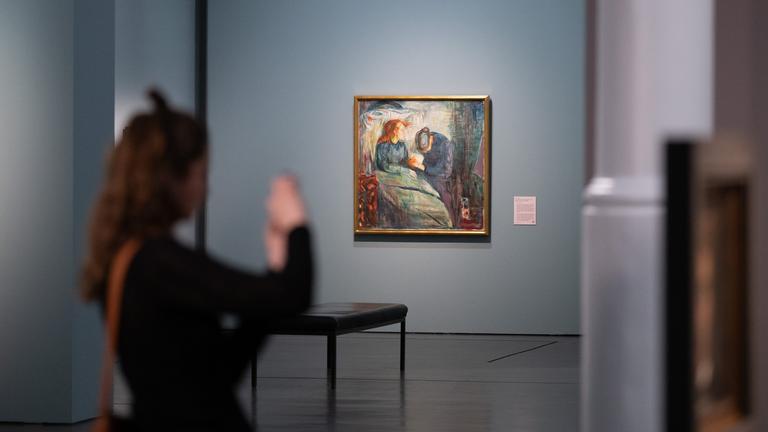 Eine Teilnehmerin eines Presserundgangs steht im Albertinum in der Ausstellung Paula Modersohn-Becker und Edvard Munch