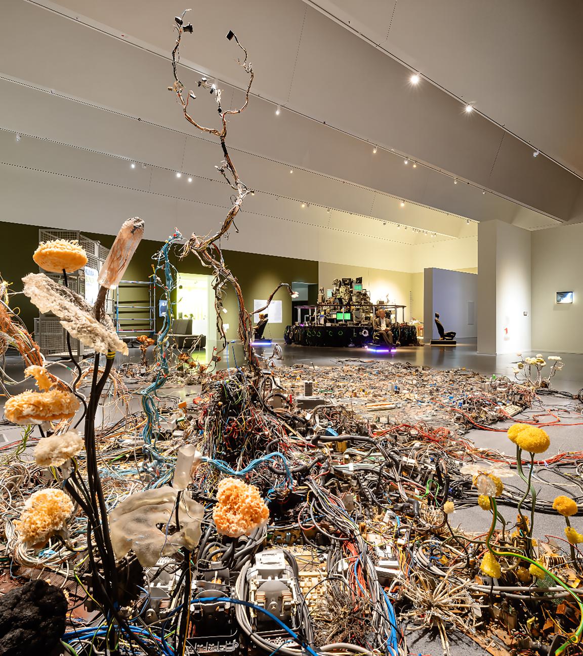 In einem Ausstellungsraum sieht man eine Installation aus Müll.