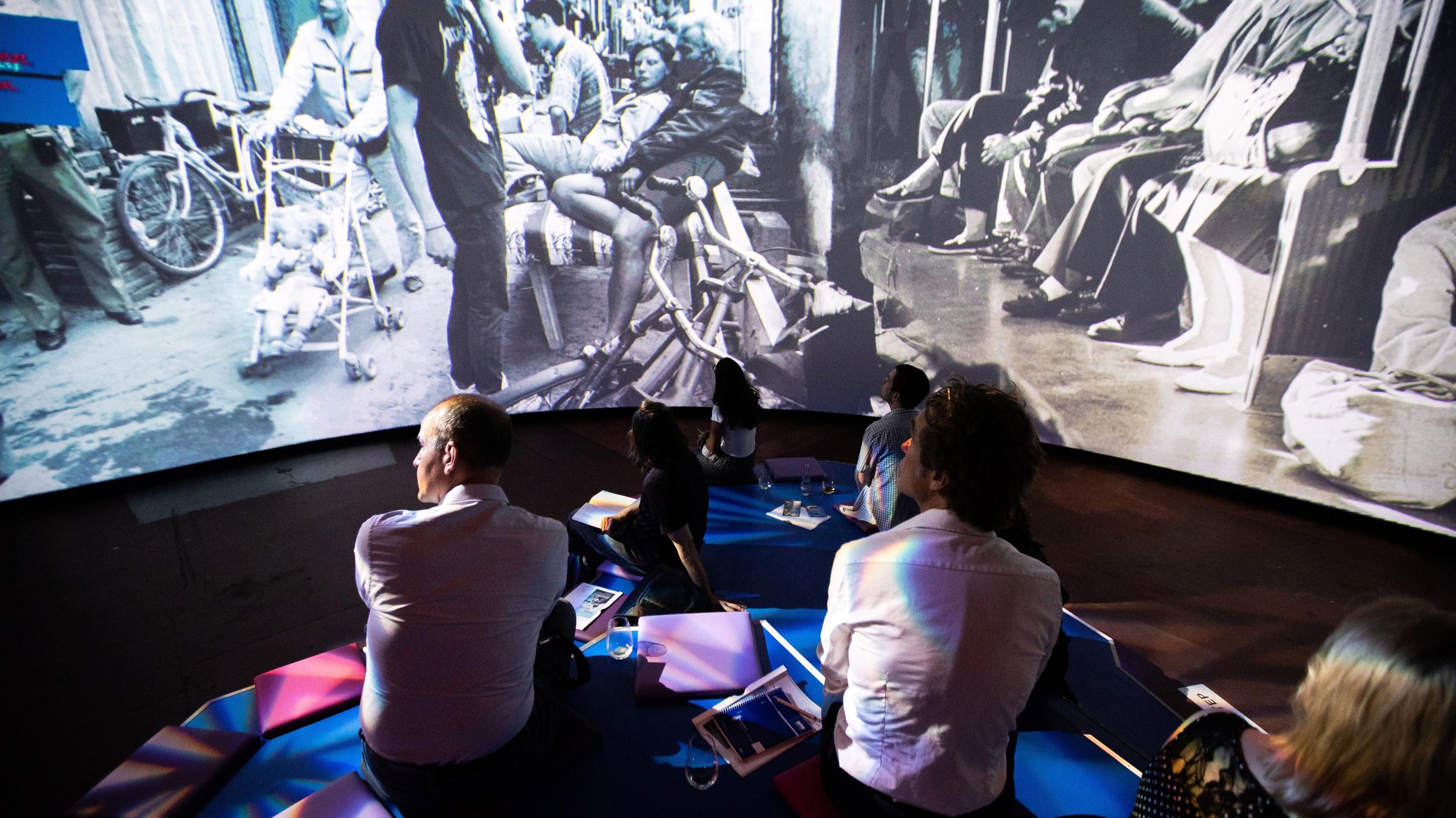 Videoinstallation auf der Ausstellung "Nineties Berlin"