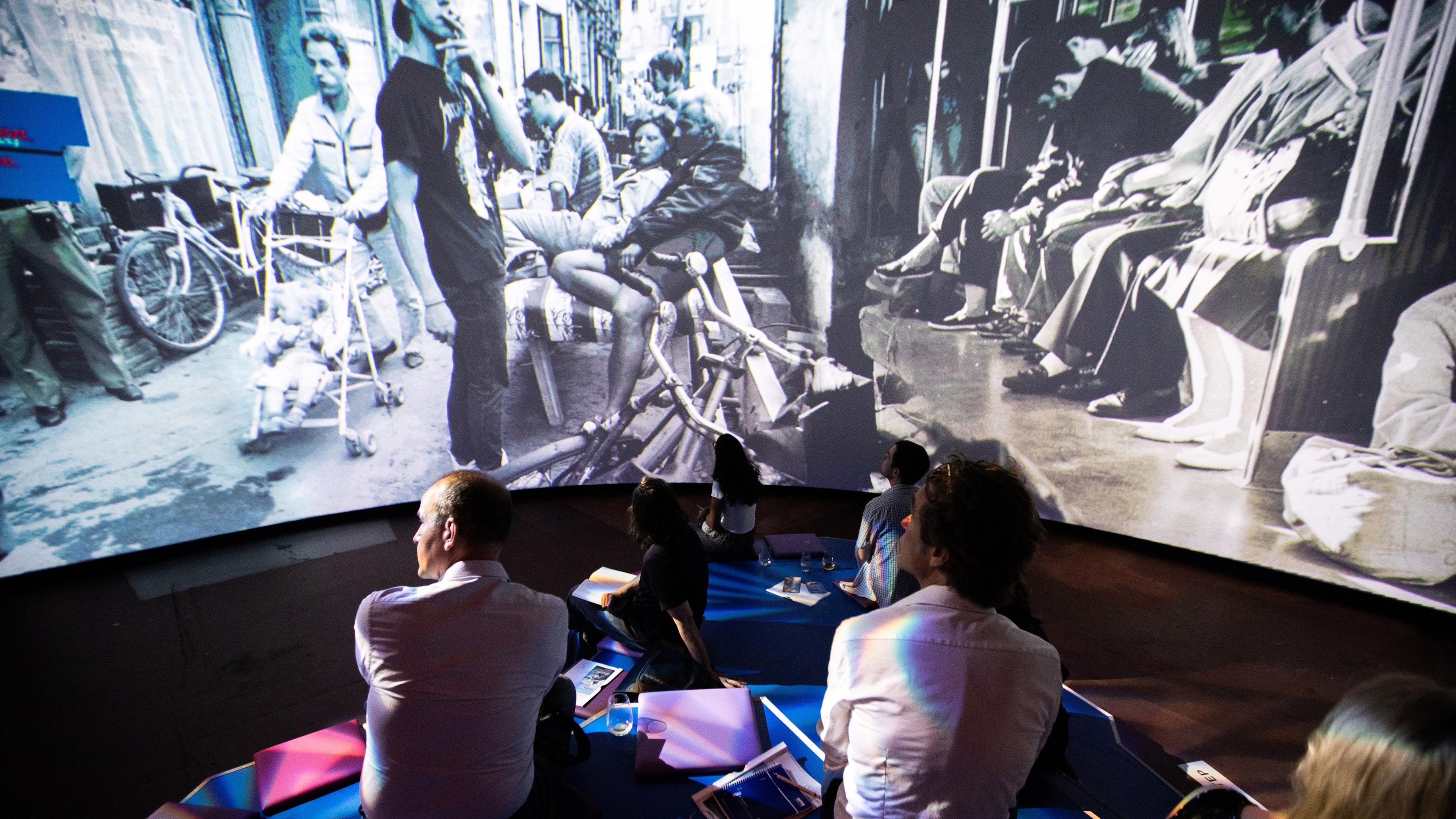 Videoinstallation auf der Ausstellung "Nineties Berlin"