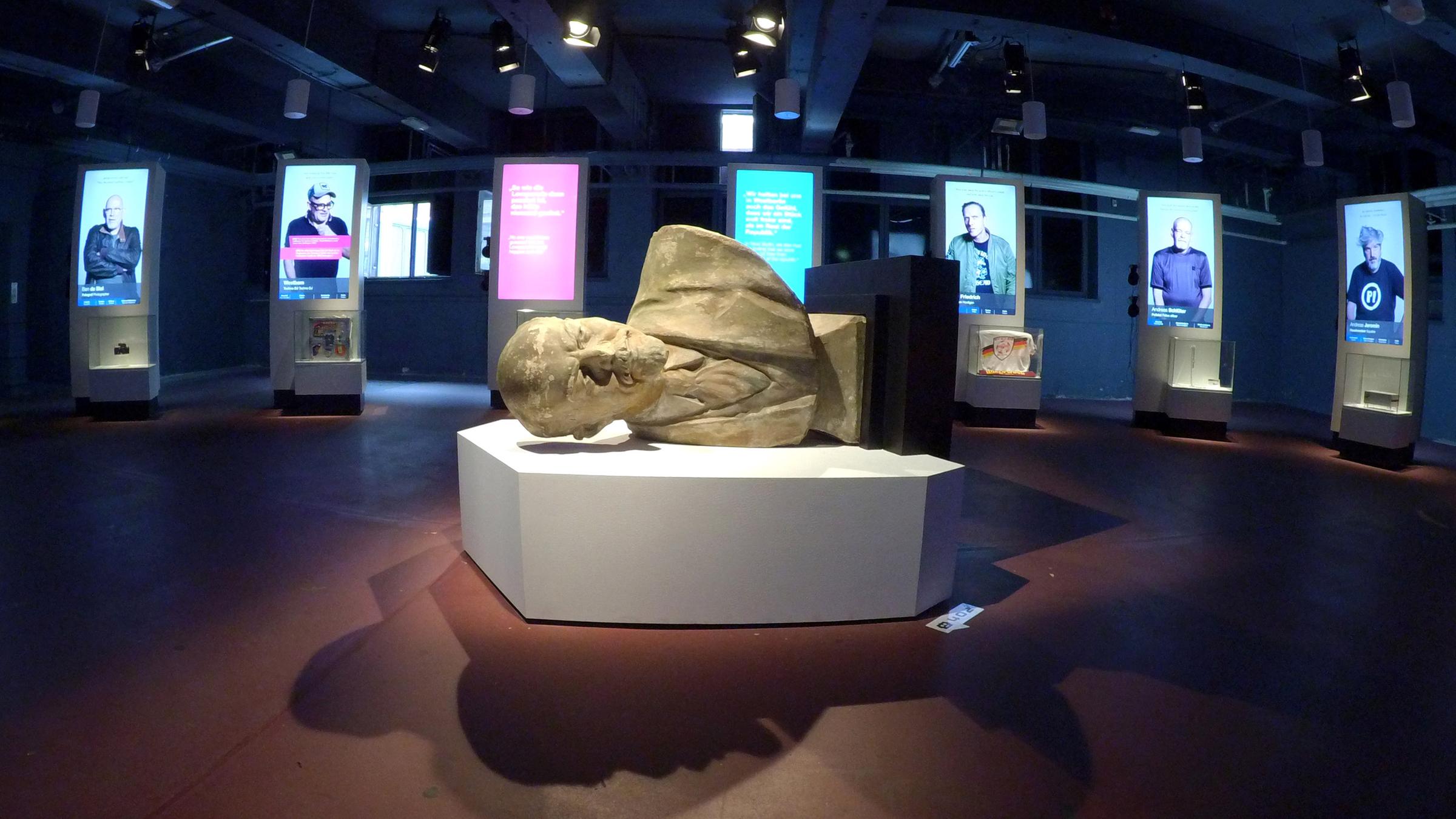 Eine umgekippte Büste von Lenin liegt auf der Ausstellung "Nineties Berlin"