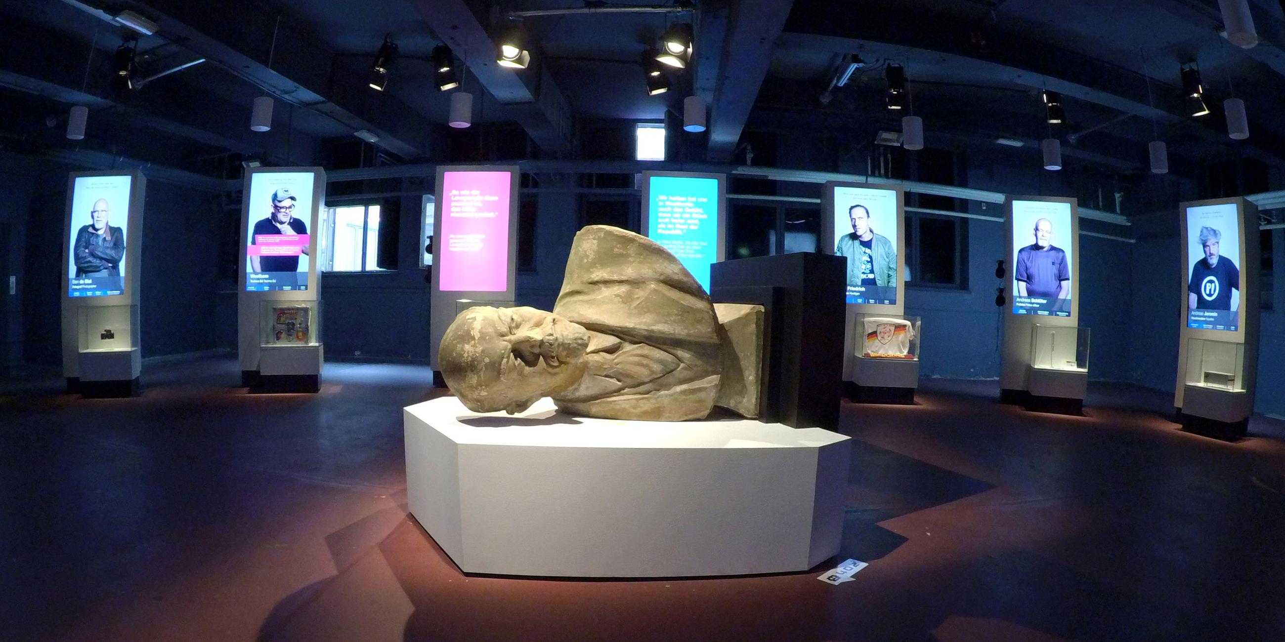 Eine umgekippte Büste von Lenin liegt auf der Ausstellung "Nineties Berlin"