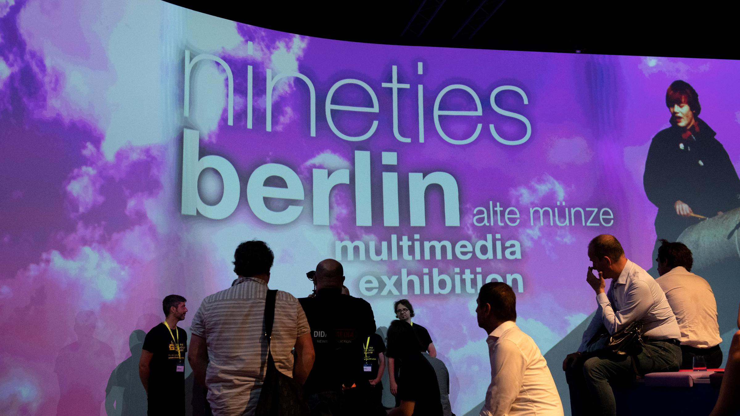 Der Titel der Ausstellung "Nineties Berlin" wird auf eine Leinwand in der Alten Münze projeziert