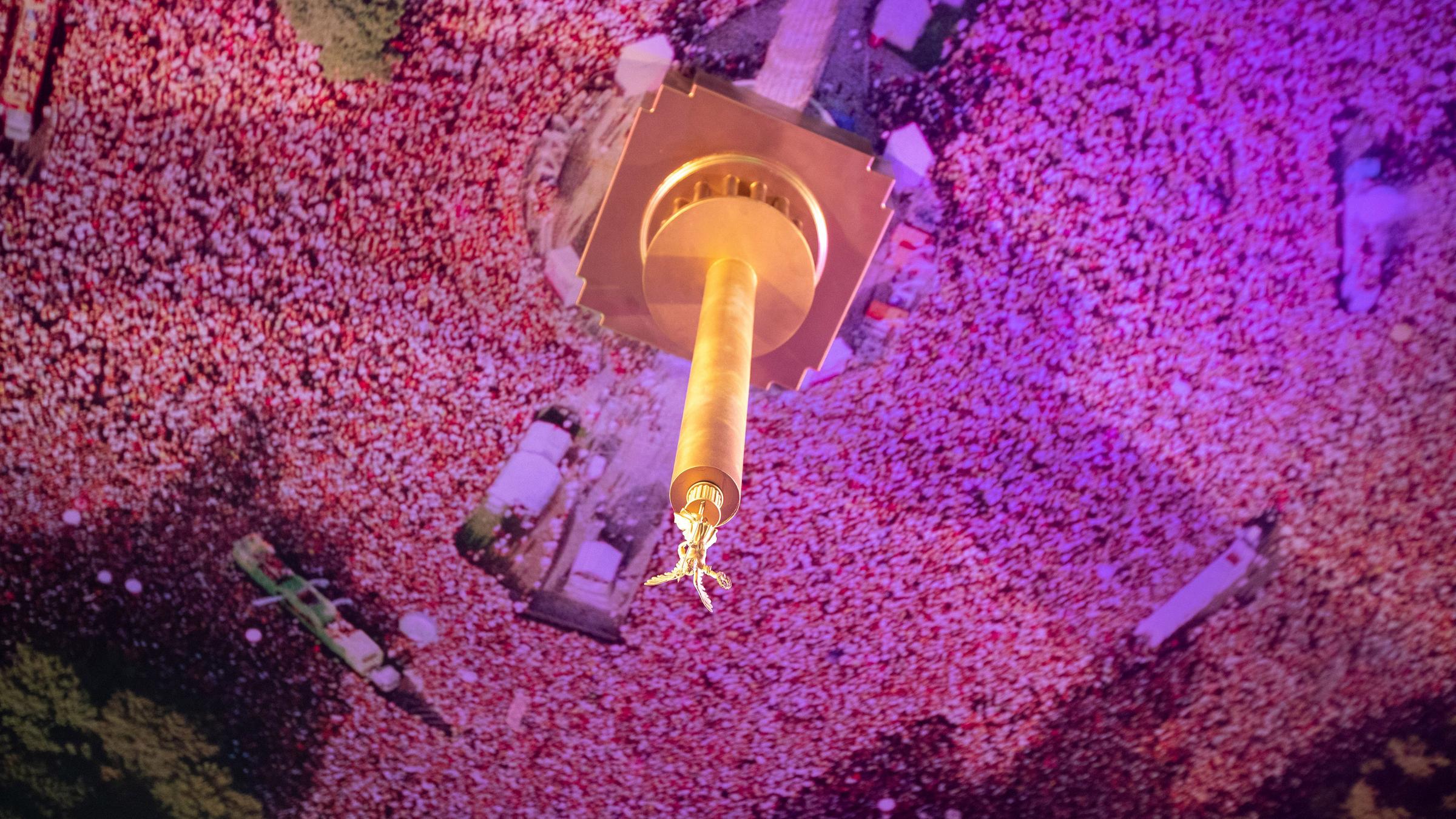 Eine Installation mit einer Nachbildung der Siegessäule hängt an der Decke der Alten Münze in Berlin