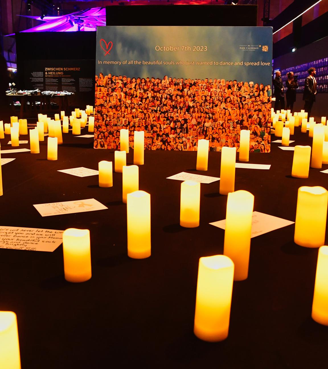 Berlin: Kerzen stehen zur Eröffnung in der Ausstellung "Nova Music Festival Exhibition" im ehemaligen Flughafen Tempelhof.