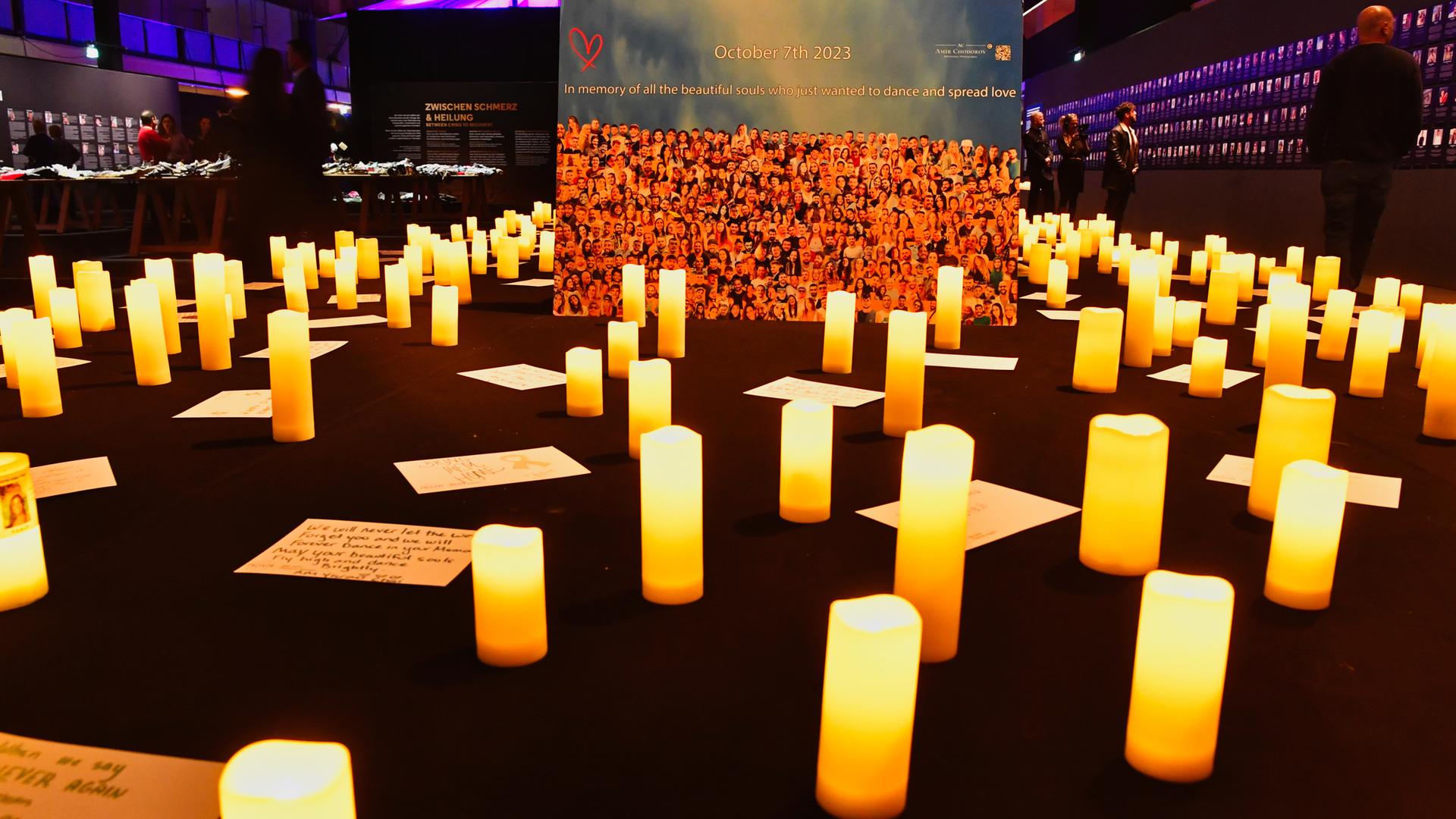 Berlin: Kerzen stehen zur Eröffnung in der Ausstellung "Nova Music Festival Exhibition" im ehemaligen Flughafen Tempelhof.