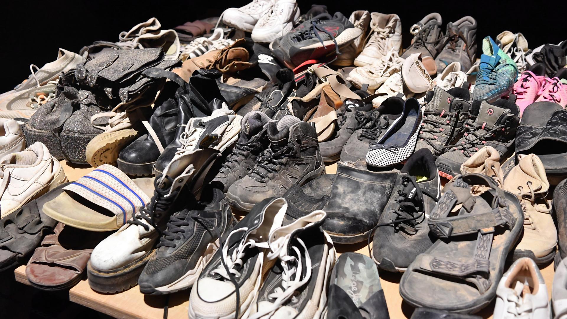 Berlin: Schuhe  stehen bei der Eröffnung in der Ausstellung "Nova Music Festival Exhibition" im ehemaligen Flughafen Tempelhof.