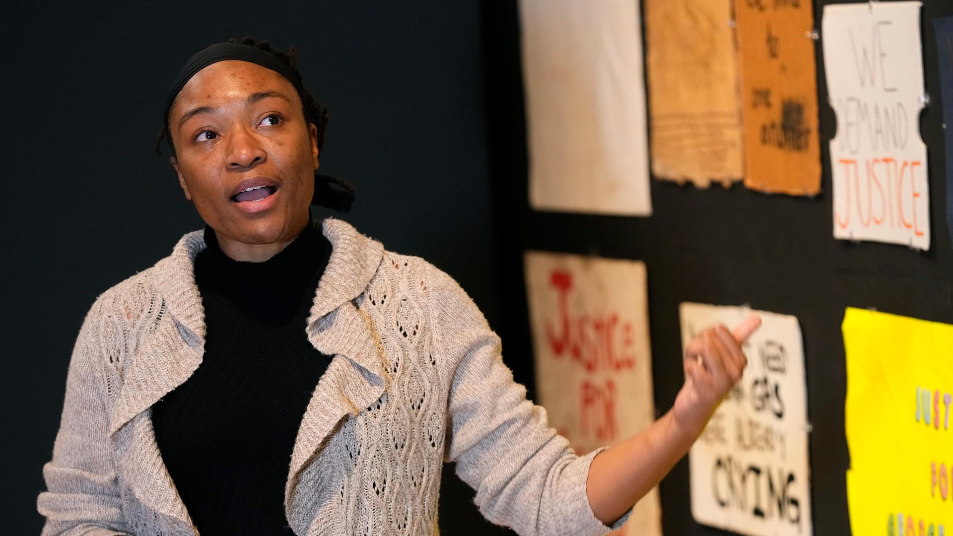 Jeanelle Austin, Direktorin des George Floyd Global Memorial, spricht über "Twin Flames: Der George Floyd-Aufstand von Minneapolis bis Phoenix" im Arizona State University Art Museum, Freitag, 12. Januar 2024, in Tempe, Arizona.