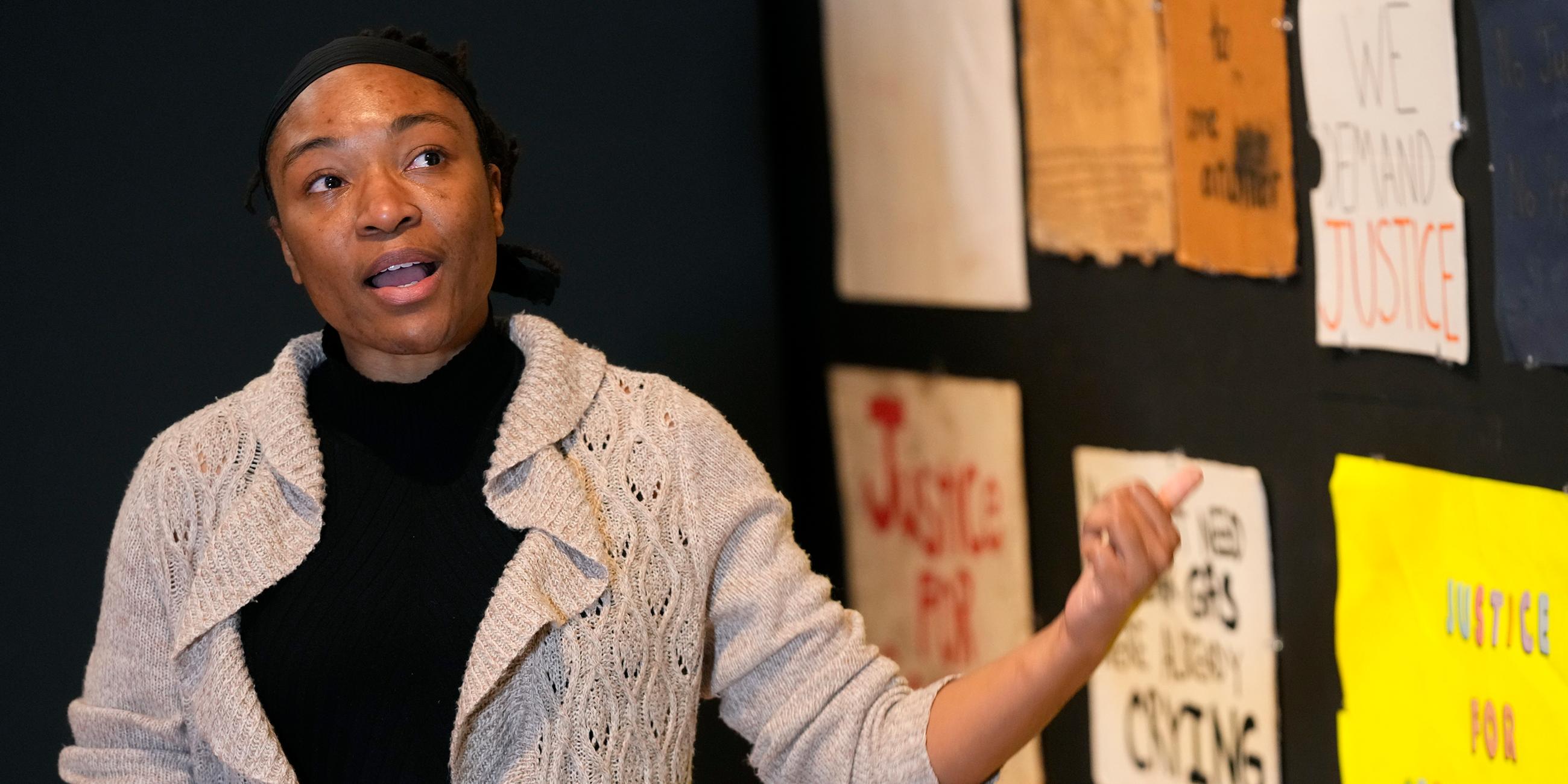 Jeanelle Austin, Direktorin des George Floyd Global Memorial, spricht über "Twin Flames: Der George Floyd-Aufstand von Minneapolis bis Phoenix" im Arizona State University Art Museum, Freitag, 12. Januar 2024, in Tempe, Arizona.