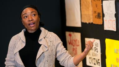 Jeanelle Austin, Direktorin des George Floyd Global Memorial, spricht über "Twin Flames: Der George Floyd-Aufstand von Minneapolis bis Phoenix" im Arizona State University Art Museum, Freitag, 12. Januar 2024, in Tempe, Arizona.