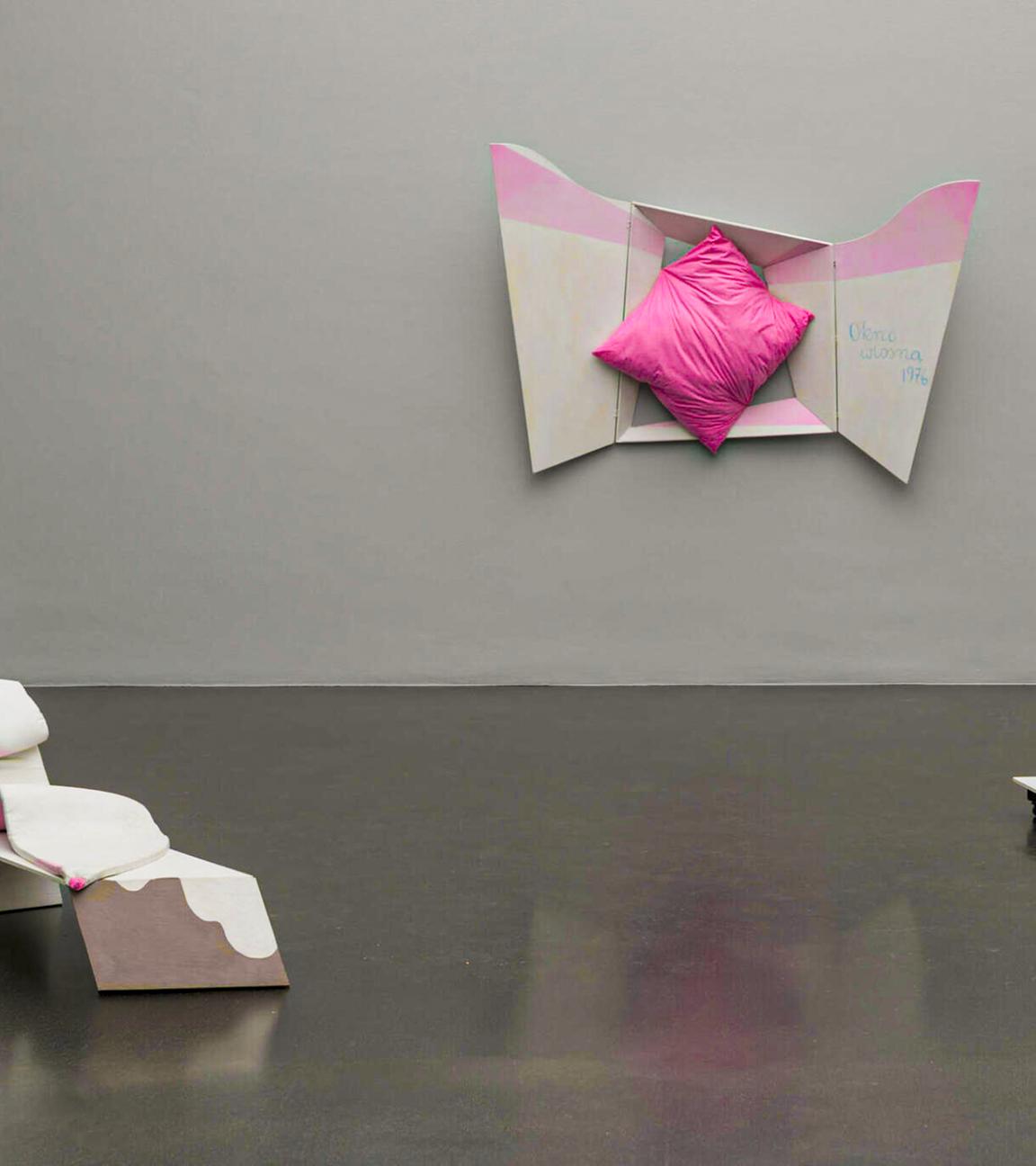 In einem Ausstellungsraum sieht man weiß-rosafarbene Exponate.