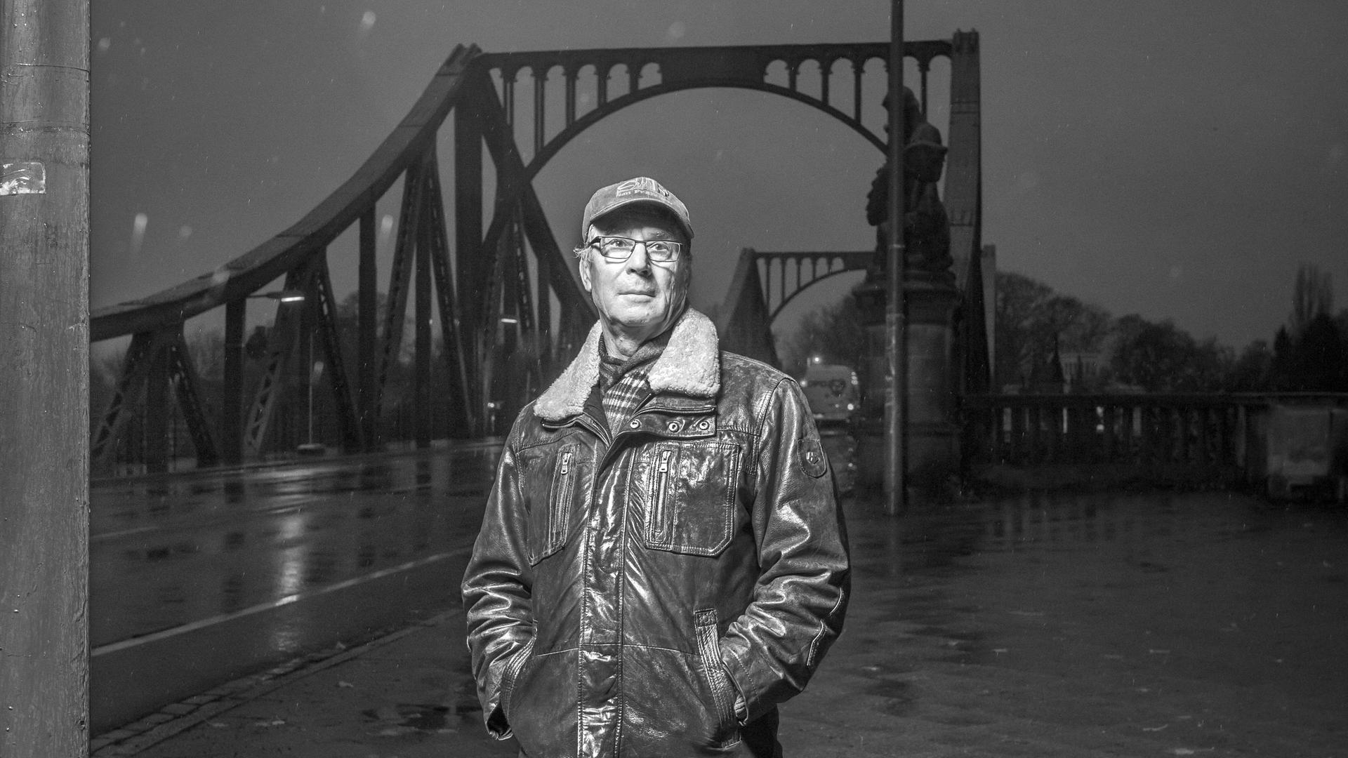 Eberhard Faetkenheuer, 69, ehemaliger CIA-Agent in der DDR, an der Glienicker Bruecke, wo er am 11. Juni 1985 mit weiteren 22 Inhaftierten der DDR ausgetauscht wurde.