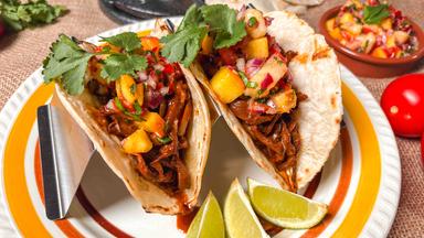 Austernpilz-Tacos mit Pfirsich-Salsa auf einem Teller