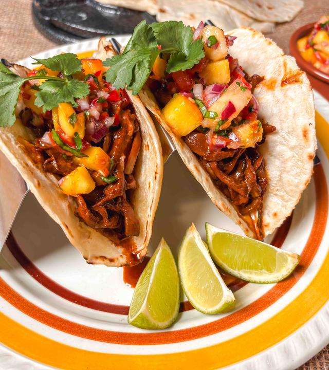 Austernpilz-Tacos mit Pfirsich-Salsa auf einem Teller