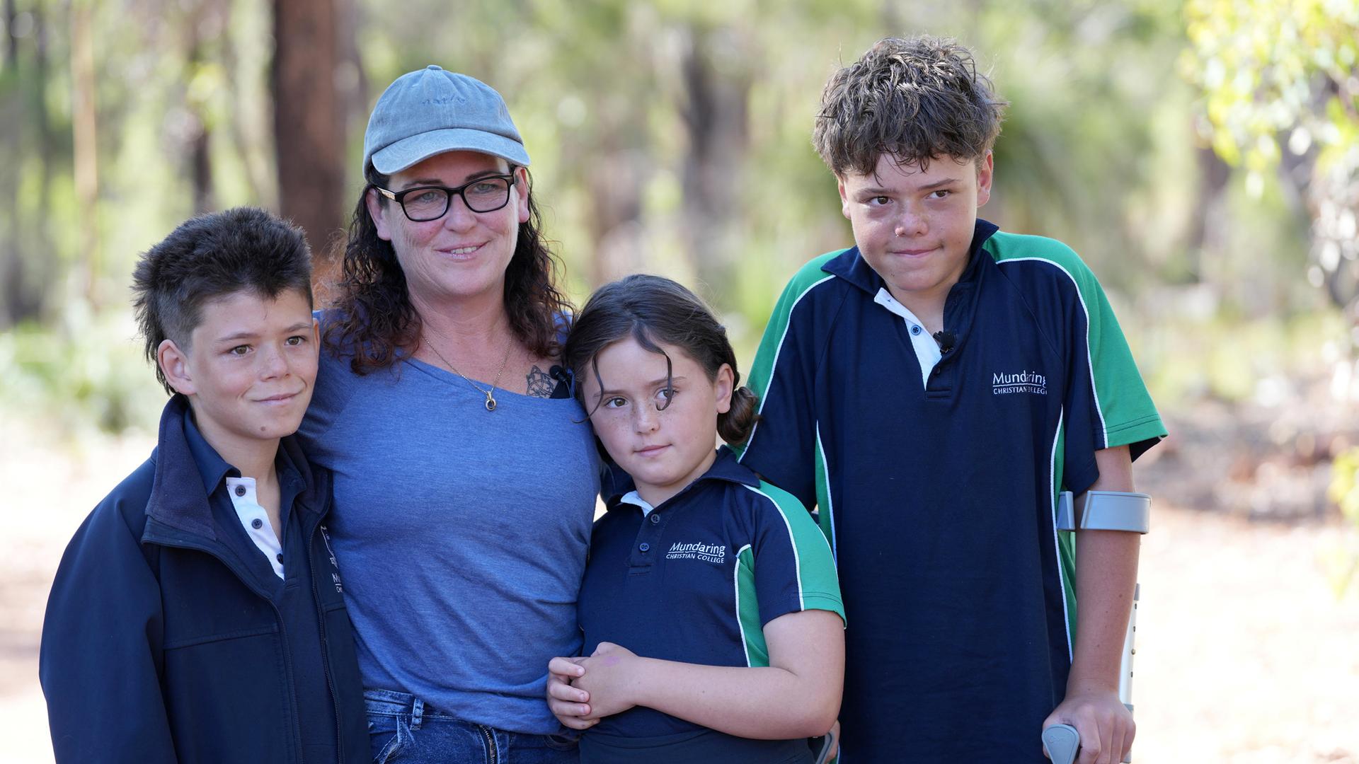 Austin Appelbee (r) posiert mit seinem Bruder Beau (l), seiner Mutter Joanne, (2.v.l), und seiner Schwester Grace in Gidgegannup, aufgenommen am 03.02.2026