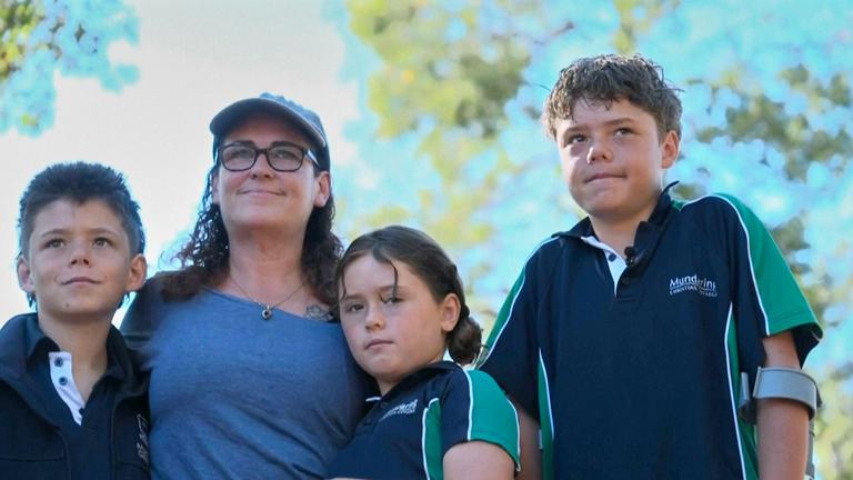 Jugendlicher Held schwimmt gegen Wellen an