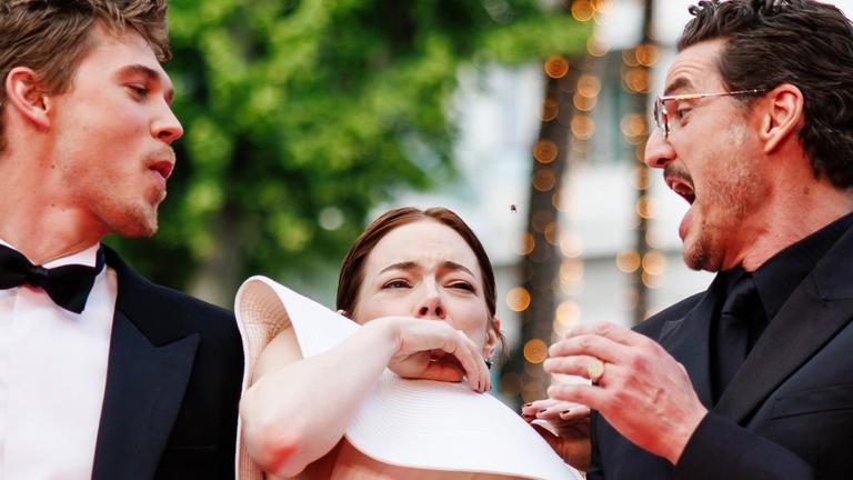 Emma Stone (Mitte) versucht einer Biene auszuweichen.