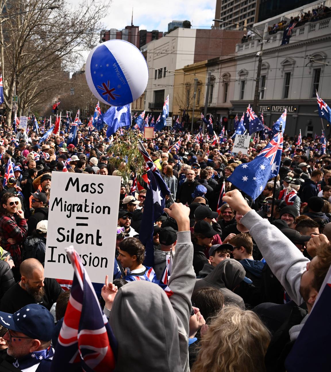 Demonstranten während der Anti-Einwanderungs-Kundgebung „March for Australia“ in Melbourne am 31.08.2025.