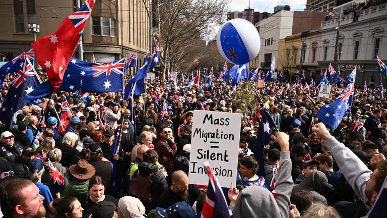 Demonstranten während der Anti-Einwanderungs-Kundgebung „March for Australia“ in Melbourne am 31.08.2025.