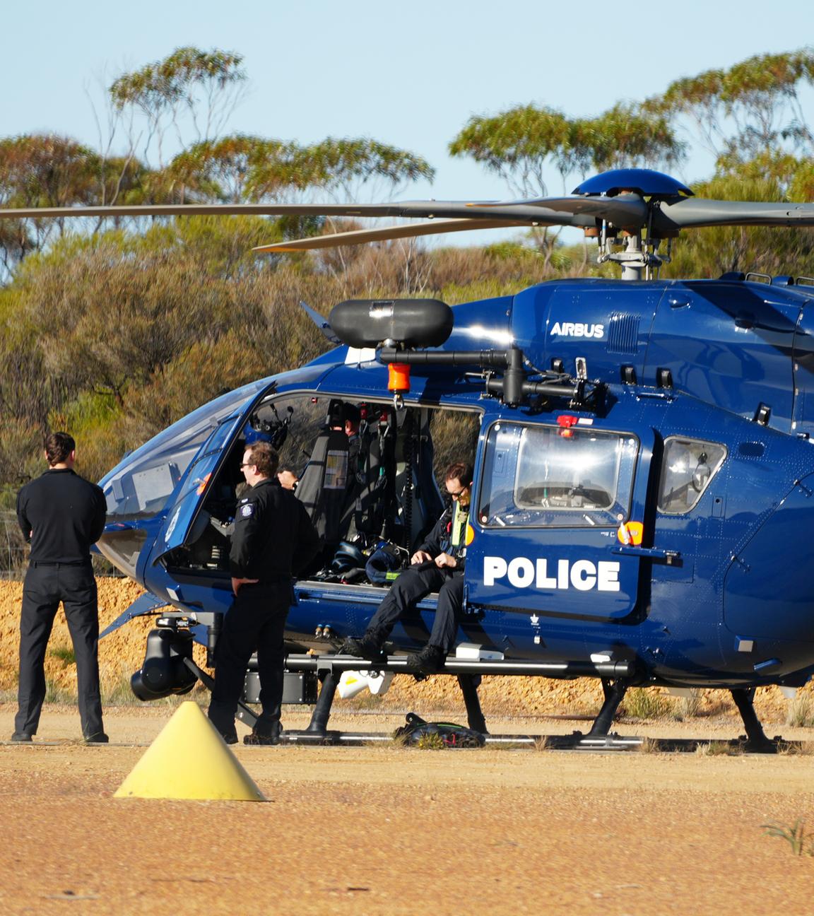 Australien, Beacon: Die Polizei wartet bei einem Hubschrauber im Rahmen einer Suchaktion nach der vermissten deutschen Rucksacktouristin.