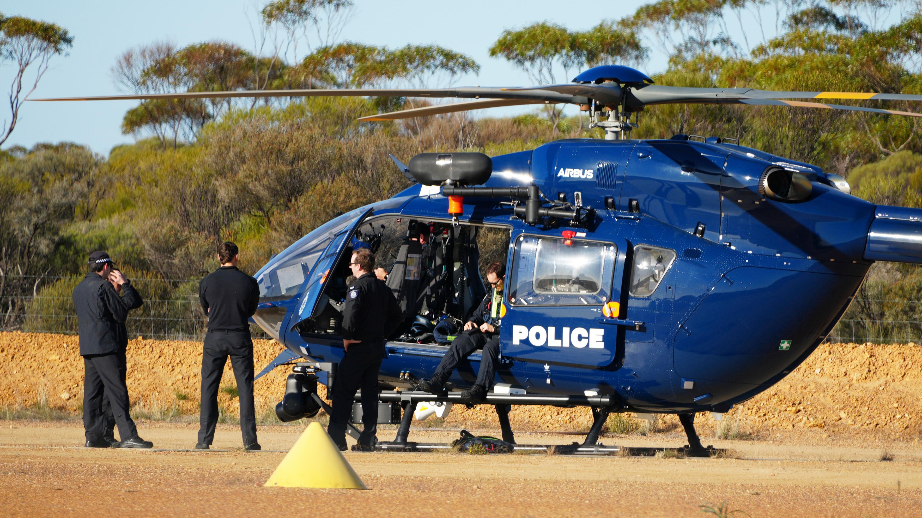 Australien, Beacon: Die Polizei wartet bei einem Hubschrauber im Rahmen einer Suchaktion nach der vermissten deutschen Rucksacktouristin.