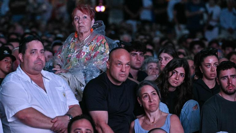 Trauernde bei der Gedenkfeier für die Opfer eines Amoklaufs am Bondi Beach in Sydney am 21. Dezember 2025 teil.