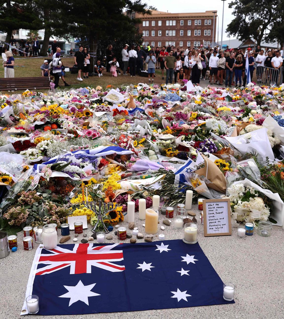 Trauernde versammeln sich am Bondi Pavilion um Blumengestecke, um der Opfer des Bondi Beach-Massakers in Sydney zu gedenken.