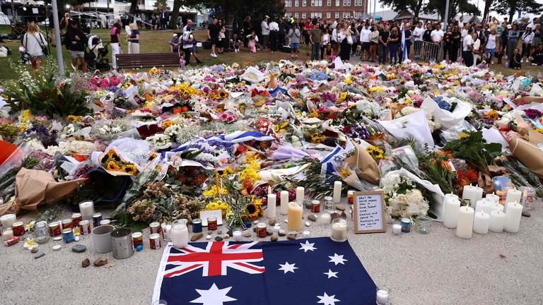 Trauernde versammeln sich am Bondi Pavilion um Blumengestecke, um der Opfer des Bondi Beach-Massakers in Sydney zu gedenken.