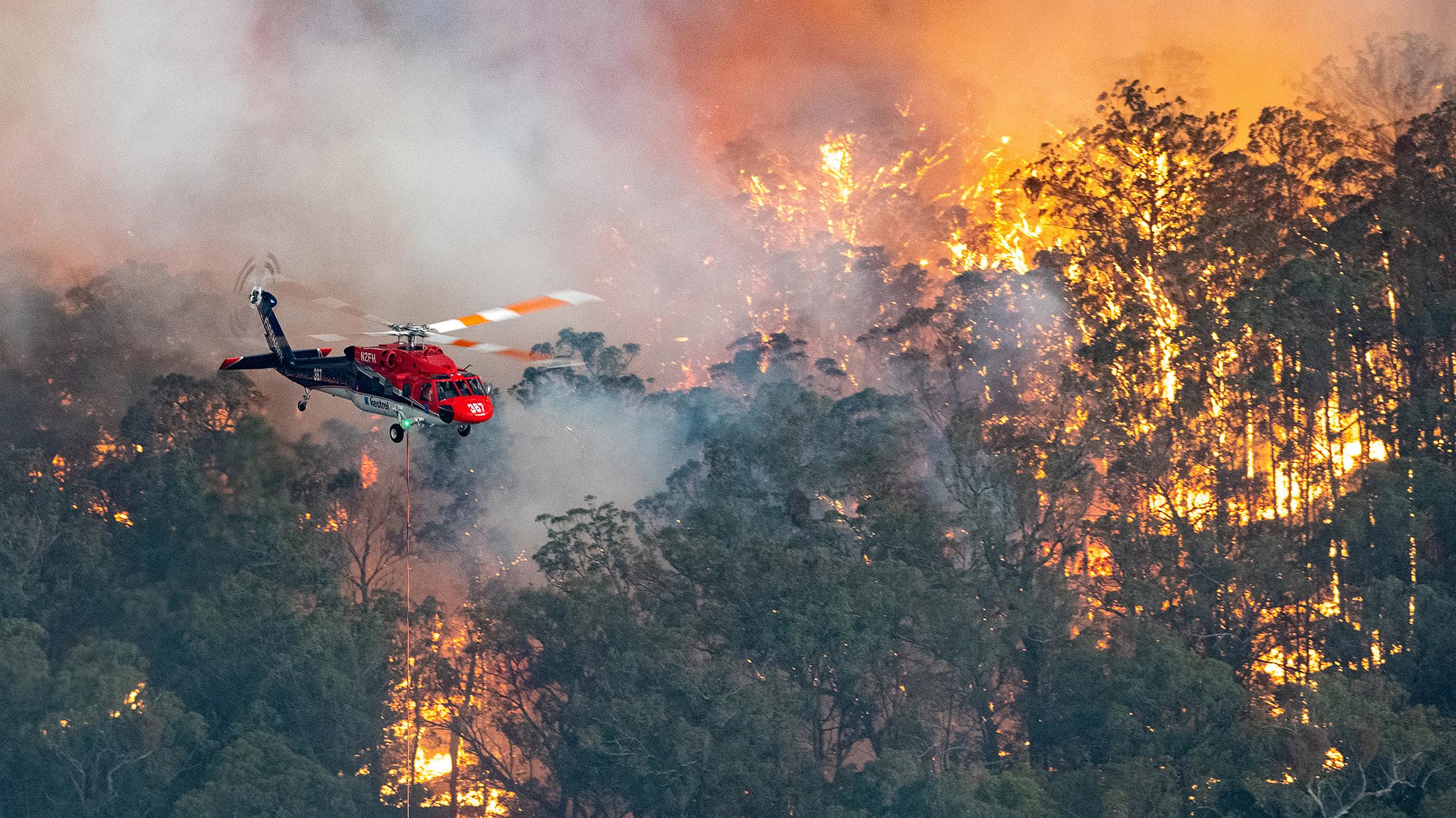 Archiv: Ein Löschhubschrauber fliegt über Bairnsdale, Australien.