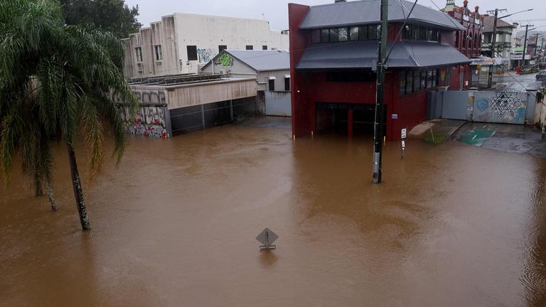 Australien: Die Fluten erreichen die Deichmauern, die den Wilsons River in Lismore zurückhalten