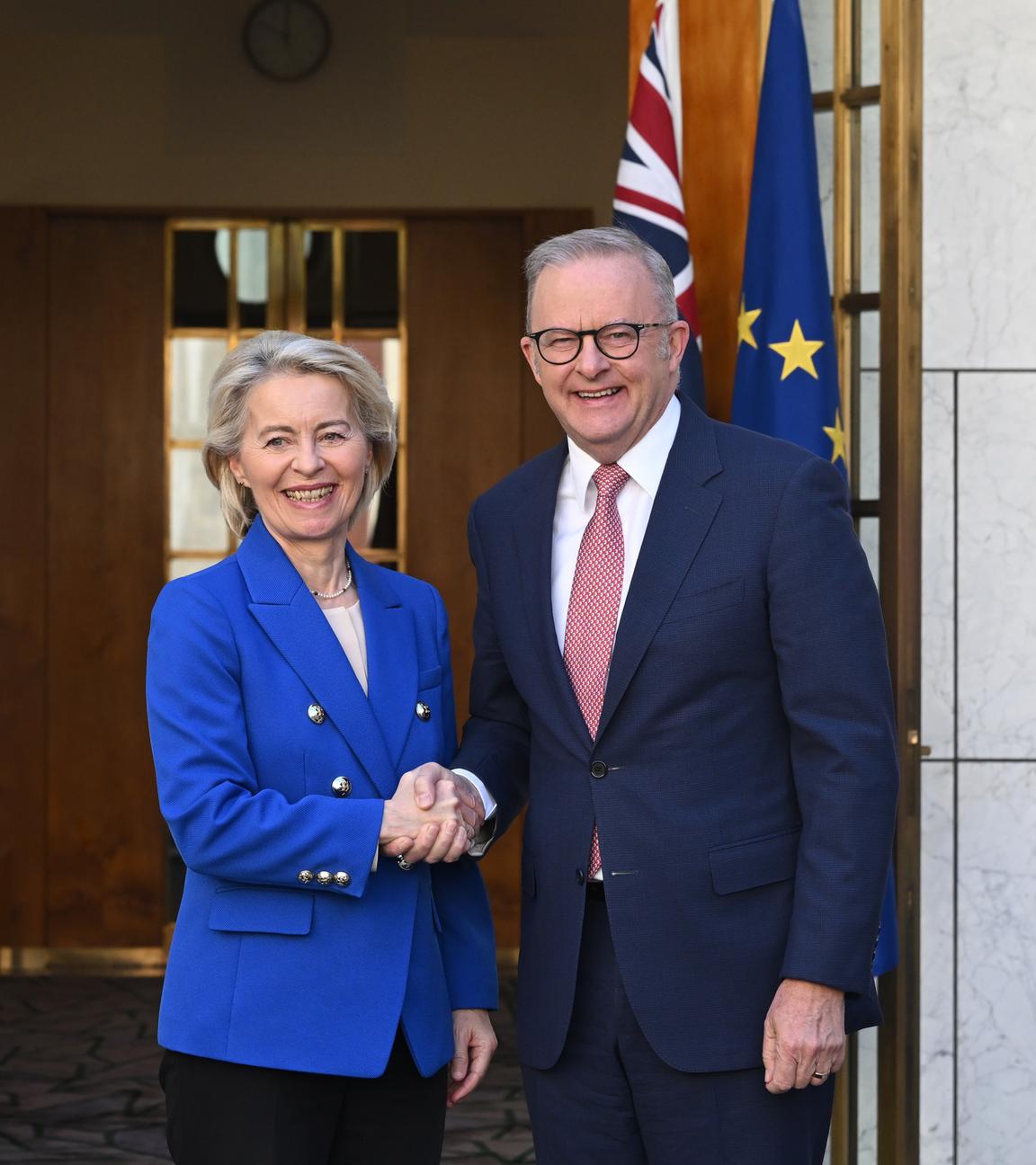 Ursula von der Leyen und der australische Premierminister Anthony Albanese geben sich vor dem Parliament House in Canberra die Hand.