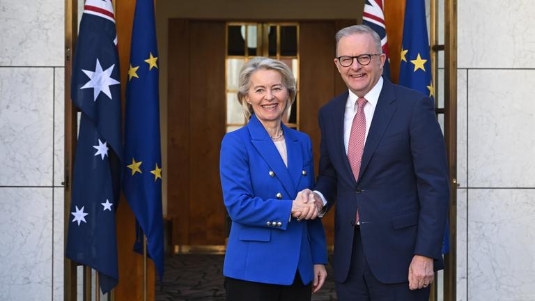 Ursula von der Leyen und der australische Premierminister Anthony Albanese geben sich vor dem Parliament House in Canberra die Hand.