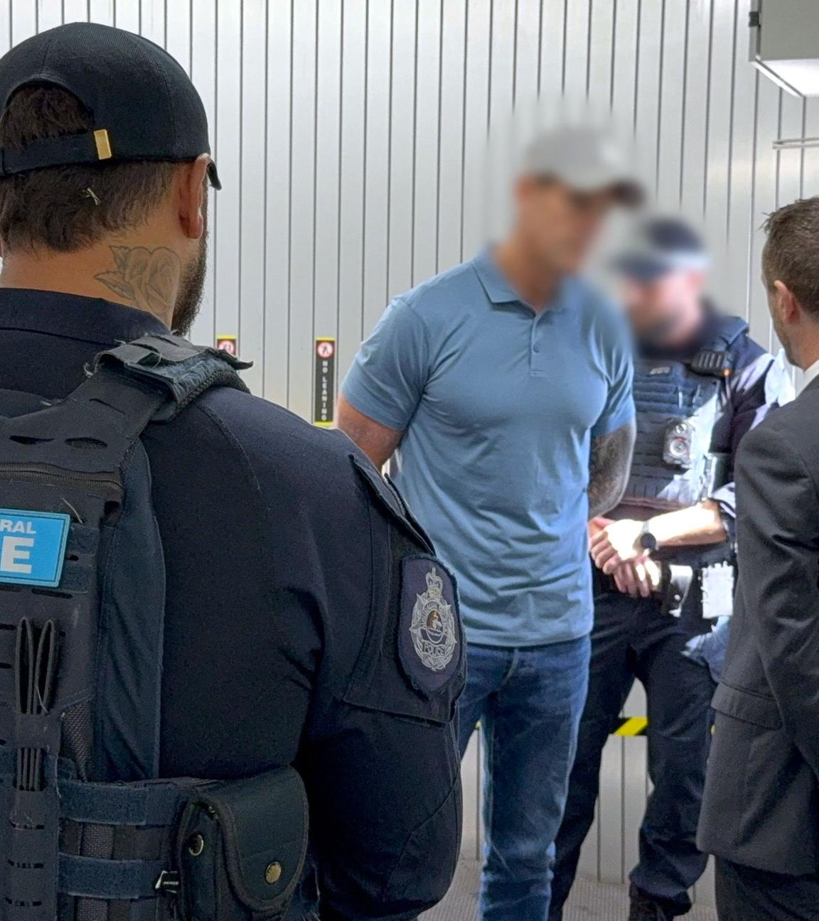 Dieses von der australischen Bundespolizei am 7. April 2026 veröffentlichte Foto zeigt die Festnahme eines 47-jährigen ehemaligen australischen Soldaten durch die Polizei in Sydney. Bei dem Mann handelt es sich laut lokalen Medien um den Träger des Victoria-Kreuzes, Ben Roberts-Smith.