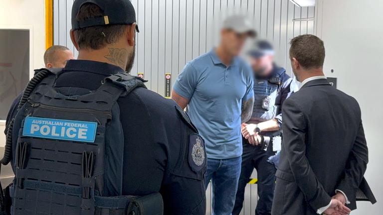 Dieses von der australischen Bundespolizei am 7. April 2026 veröffentlichte Foto zeigt die Festnahme eines 47-jährigen ehemaligen australischen Soldaten durch die Polizei in Sydney. Bei dem Mann handelt es sich laut lokalen Medien um den Träger des Victoria-Kreuzes, Ben Roberts-Smith.