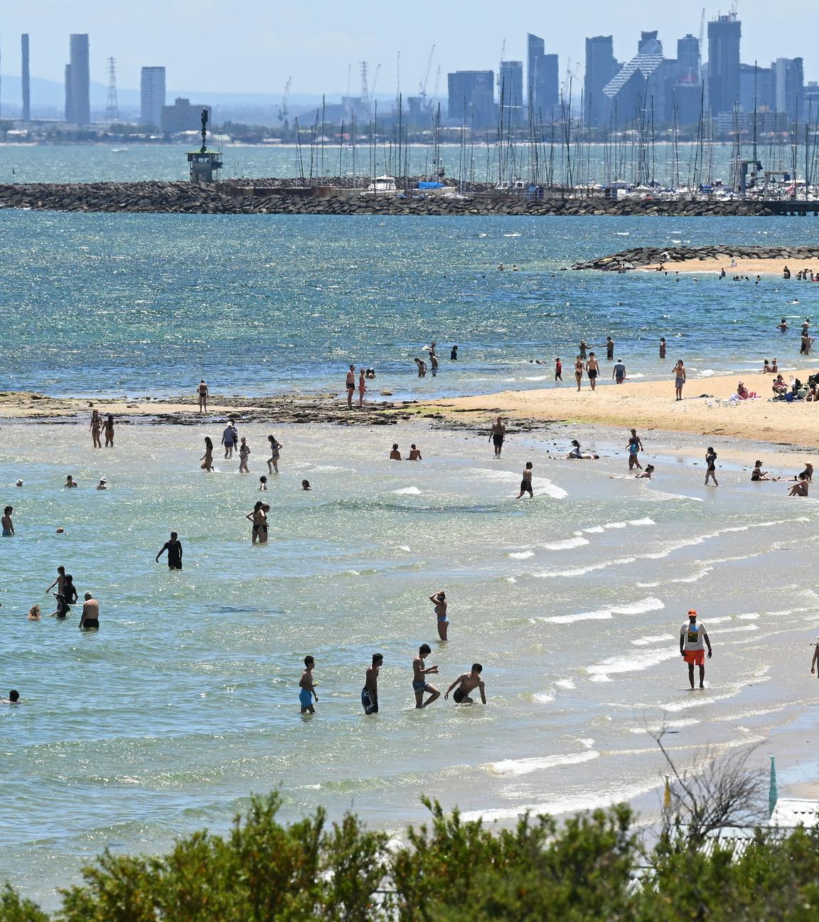 Australien, Melbourne: Menschen baden am Brighton Beach bei Sonnenschein