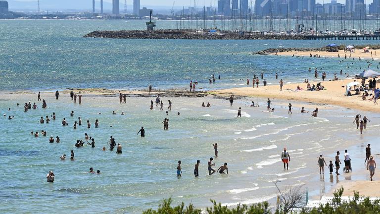 Australien, Melbourne: Menschen baden am Brighton Beach bei Sonnenschein