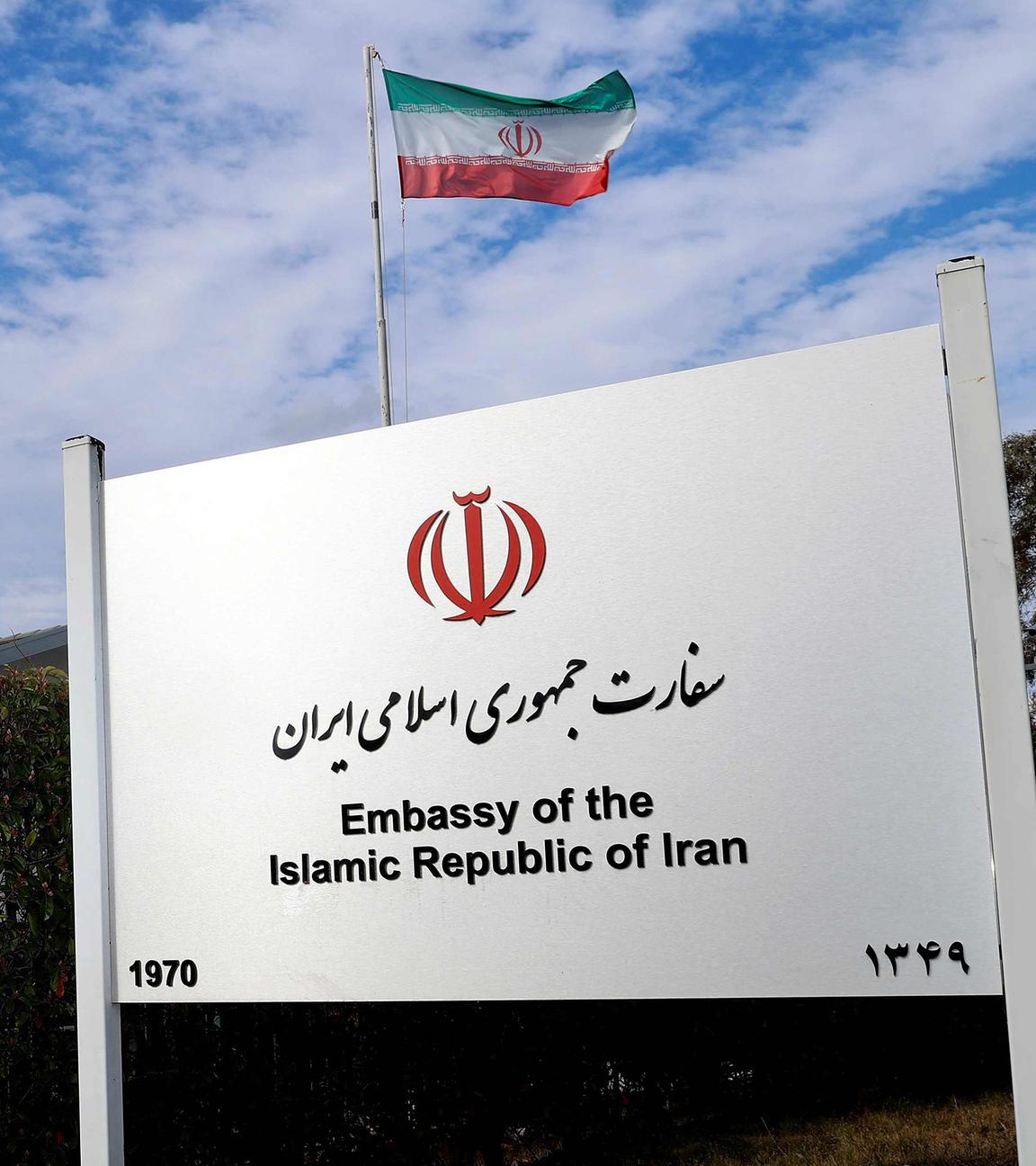 Die iranische Nationalflagge weht am 26. August 2025 über der iranischen Botschaft in Canberra (Australien)