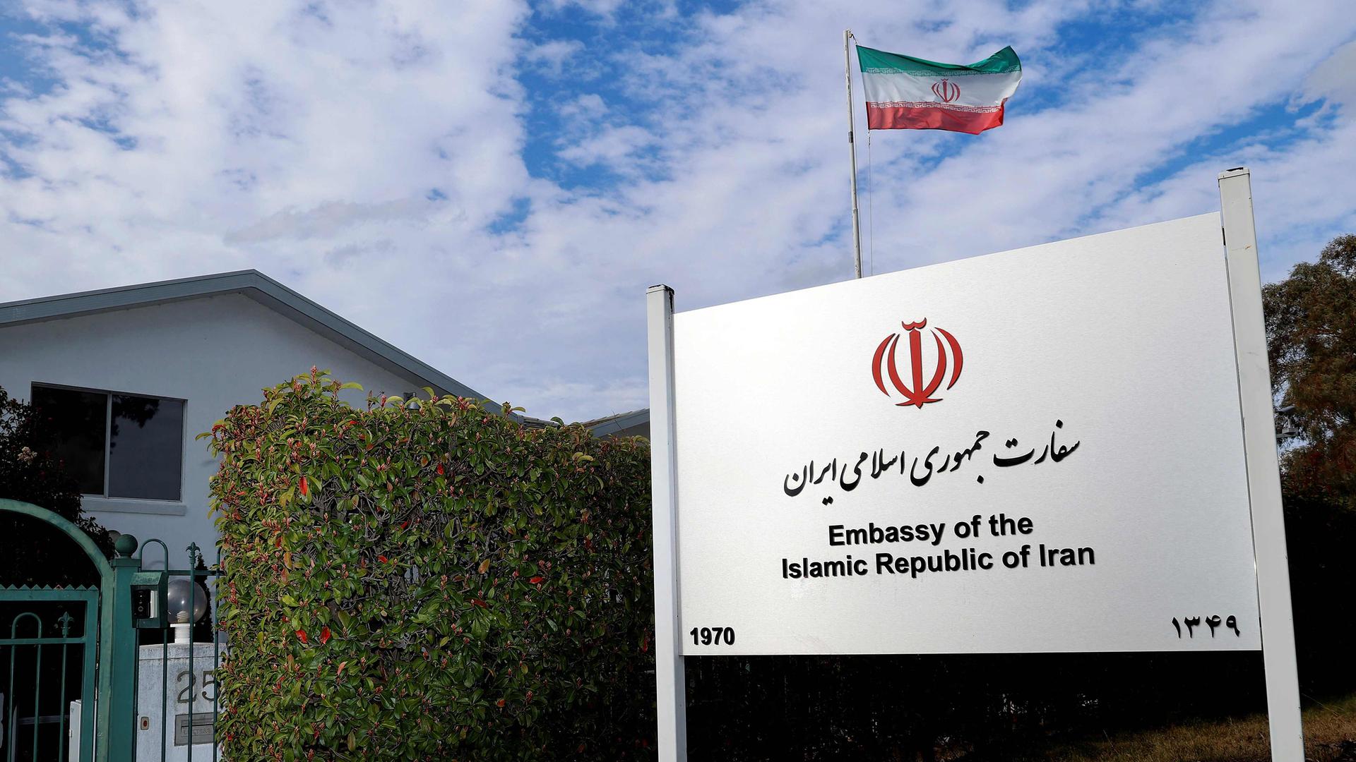 Die iranische Nationalflagge weht am 26. August 2025 über der iranischen Botschaft in Canberra (Australien)