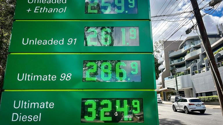 Eine Anzeigetafel mit Sritpreisen in Australien. 