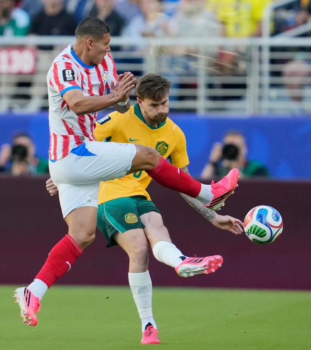 Der Paraguayer Juan José Cáceres (links) wehrt einen Schuss des Australiers Connor Metcalfe ab.