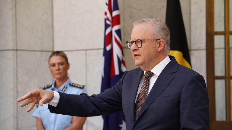  Premierminister Anthony Albanese spricht während einer Pressekonferenz im Parlamentsgebäude in Canberra zu den Medien. 