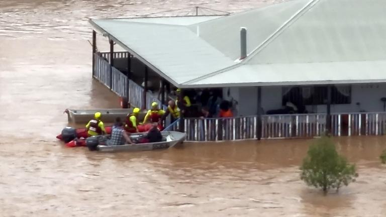 Australien: Rettungskräfte retten die Bewohner aus einem Haus in einer überfluteten Straße in der Stadt Adavale im Südwesten von Queensland