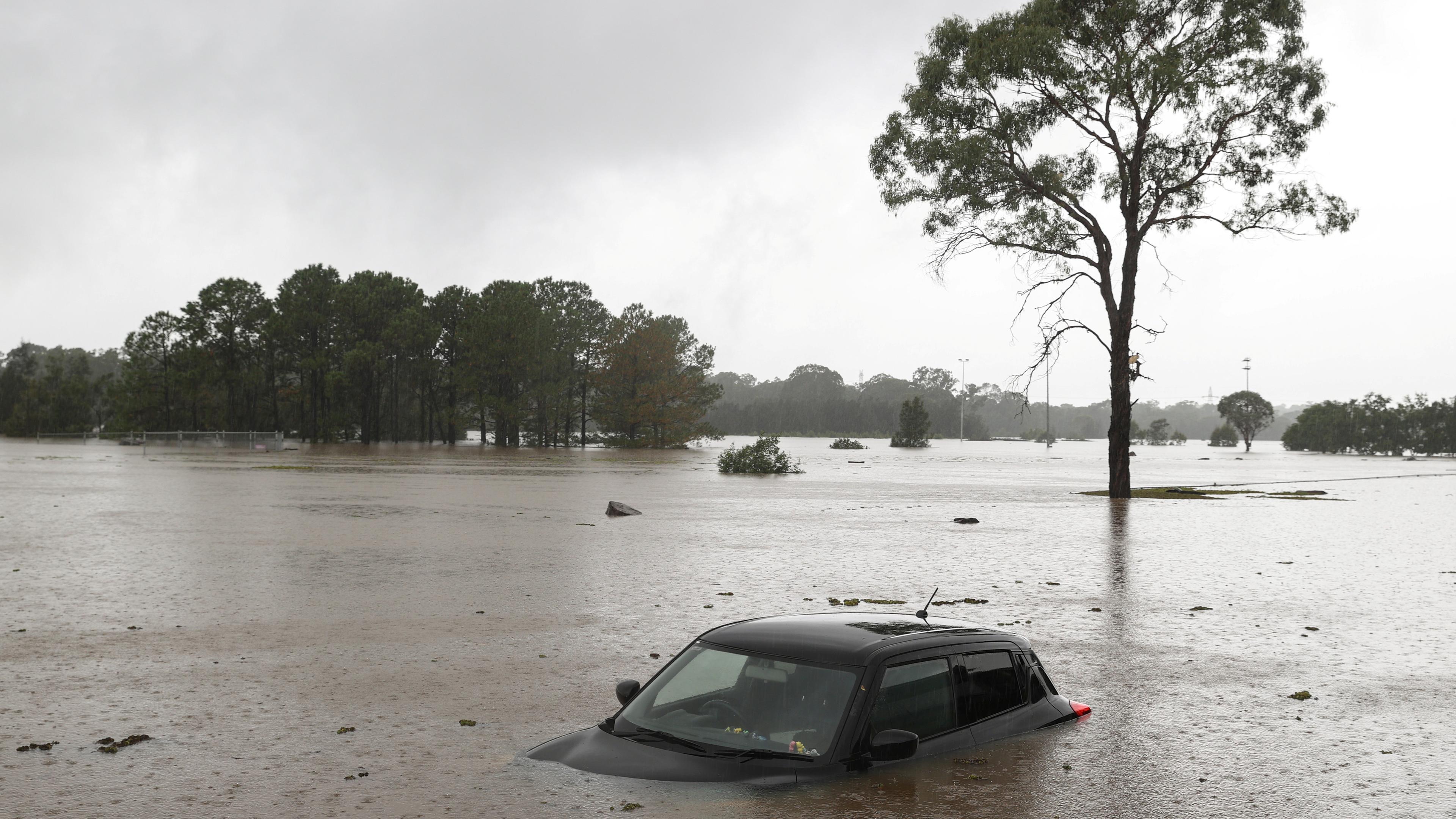 In Hochwasser versunkenes Auto.