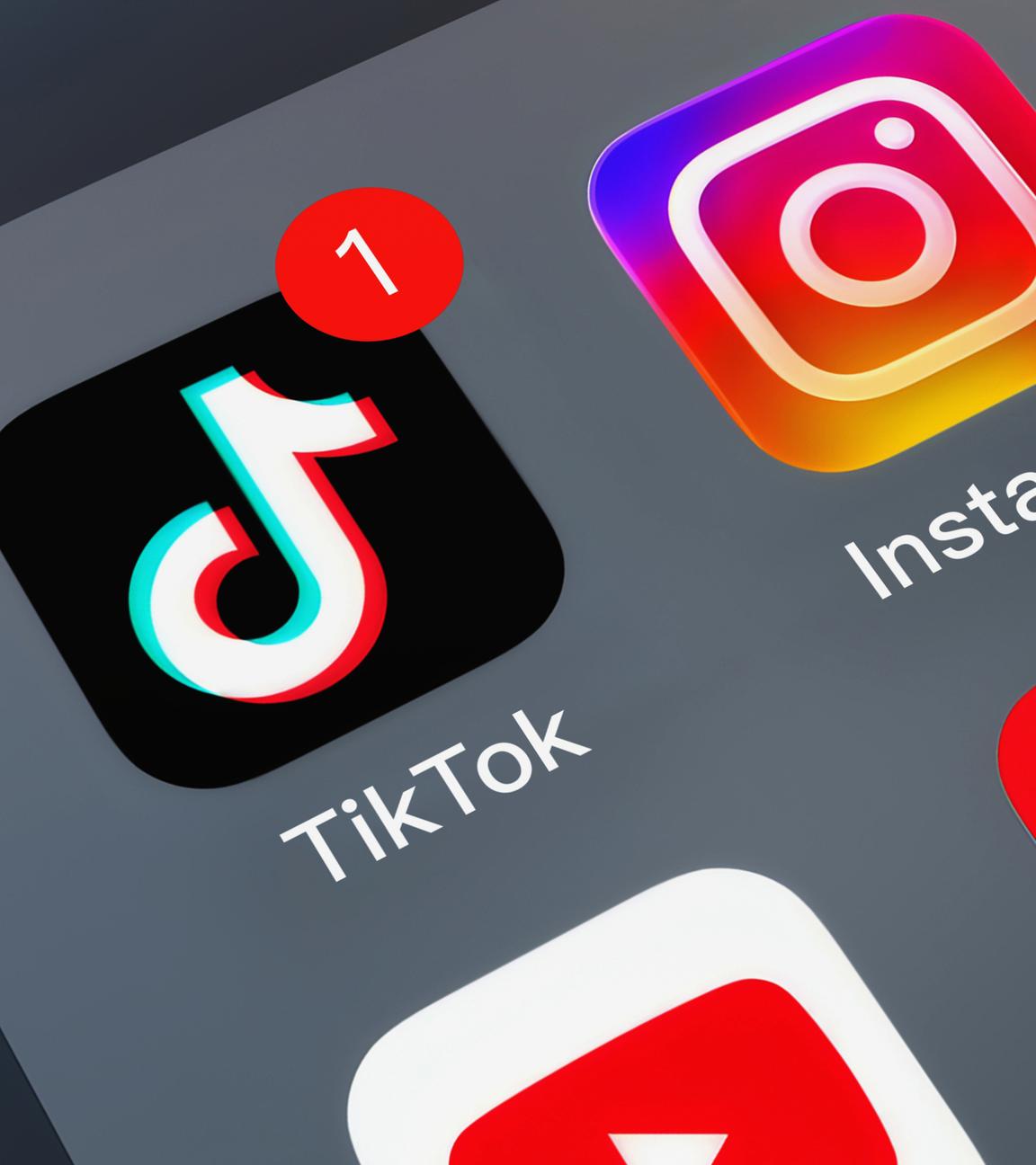 Verschiedene Social-Media-Apps auf Mobiltelefonen: TikTok, Instagram, Facebook