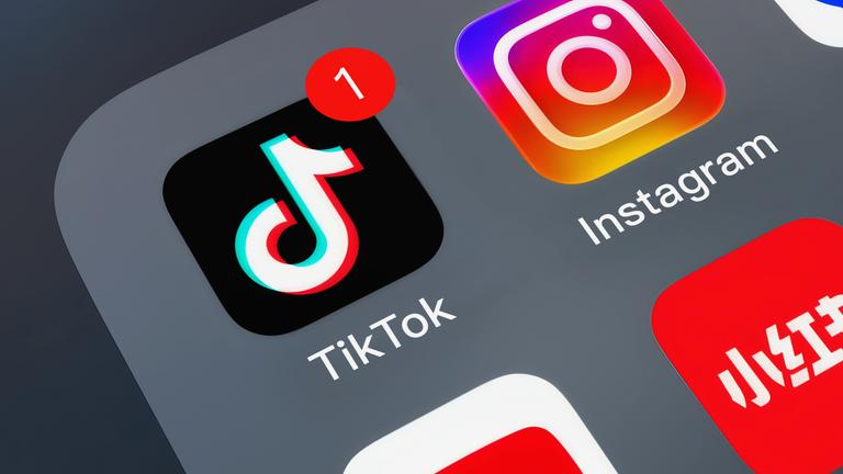 Verschiedene Social-Media-Apps auf Mobiltelefonen: TikTok, Instagram, Facebook