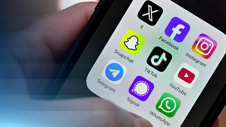 Ein Smartphone auf dem diverse Apps Sozialer Medien zu sehen ist