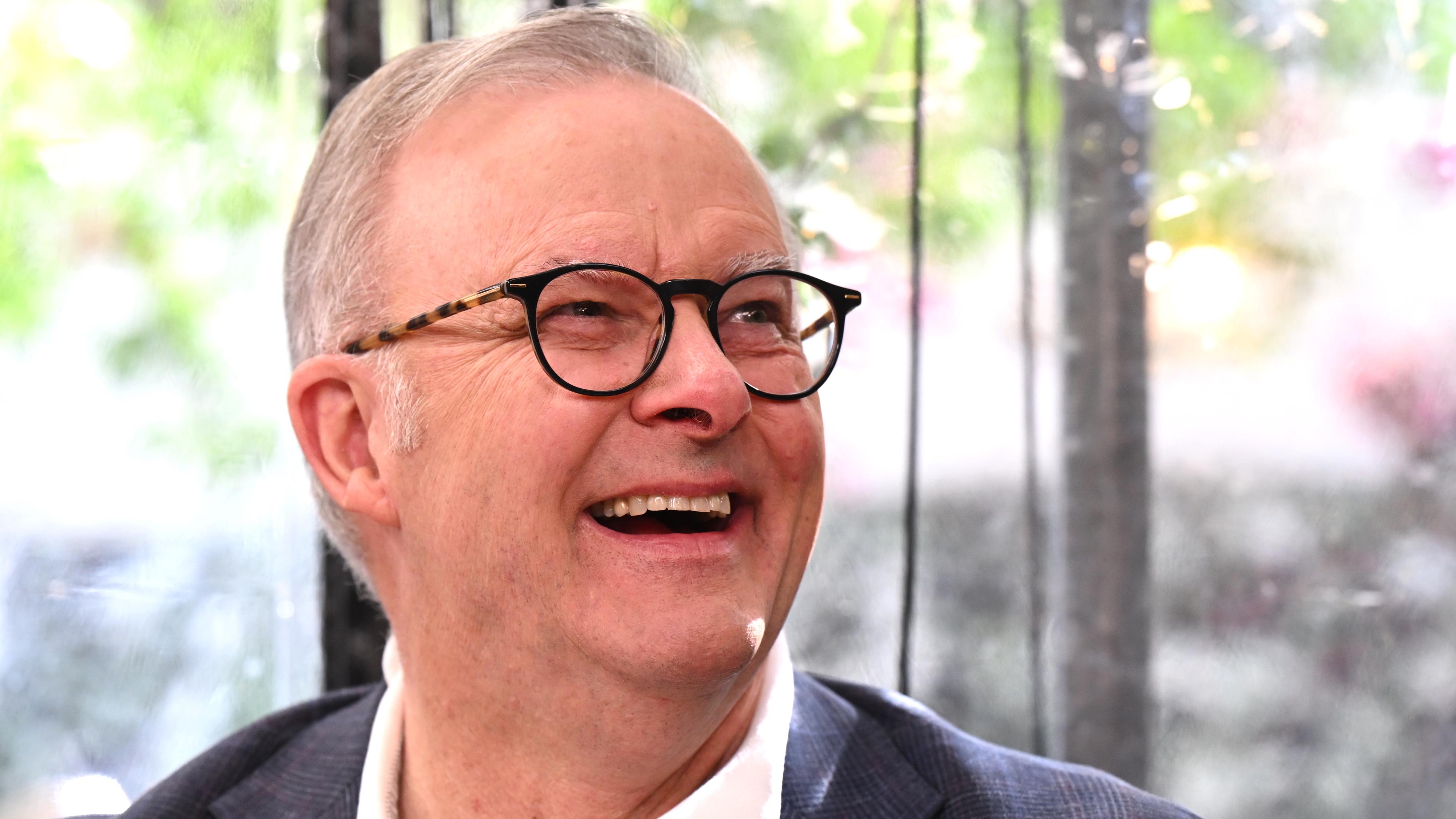 Der australische Premierminister Anthony Albanese spricht mit Labour-Anhängern, als sie sich am 4. Mai 2025 zum Kaffee in der Bar Italia in Leichhardt, Sydney, Australien, treffen.
