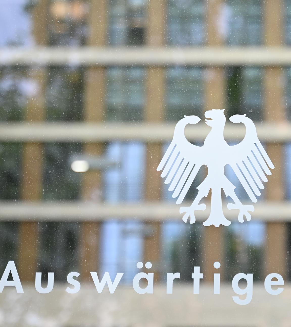 27.05.2025, Berlin: Der Bundesadler und der Schriftzug «Auswärtiges Amt» sind an einer Glasscheibe an einem Eingang zum Auswärtigen Amt zu sehen.