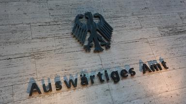 Berlin: Das deutsche Wappen und der Schriftzug "Auswärtiges Amt" sind an einer Außenwand am Eingang zum Auswärtigen Amt angebracht. 